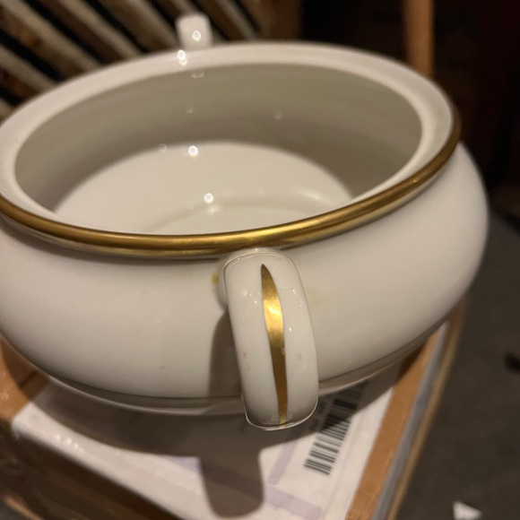 Vintage 22k yellow gold trim and cream large bowl with lid 6.2”high;7.4”diameter - Picture 7 of 12